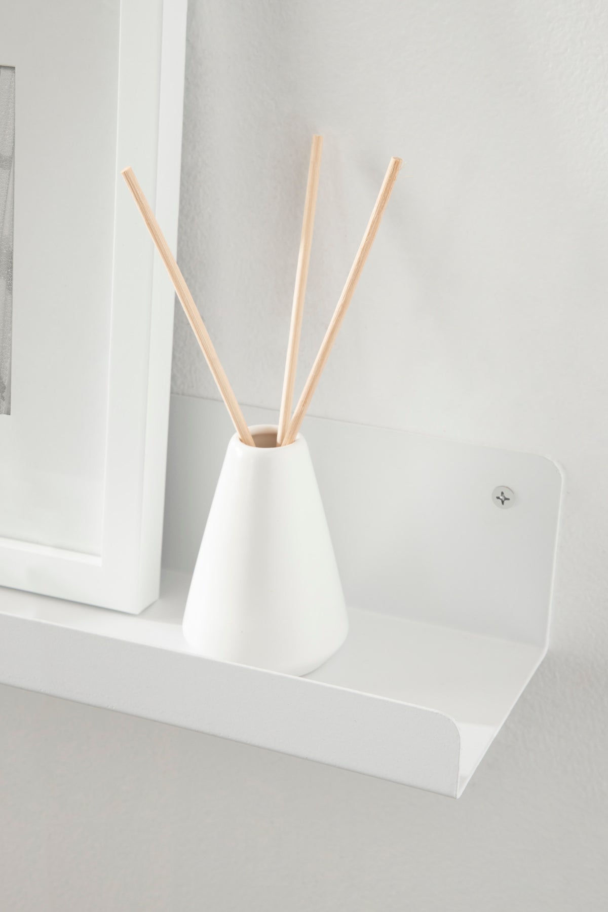 Kate and Laurel Mezzo Modern Metal Floating Shelves, Set of 2, 24, White, Photo Display Ledge